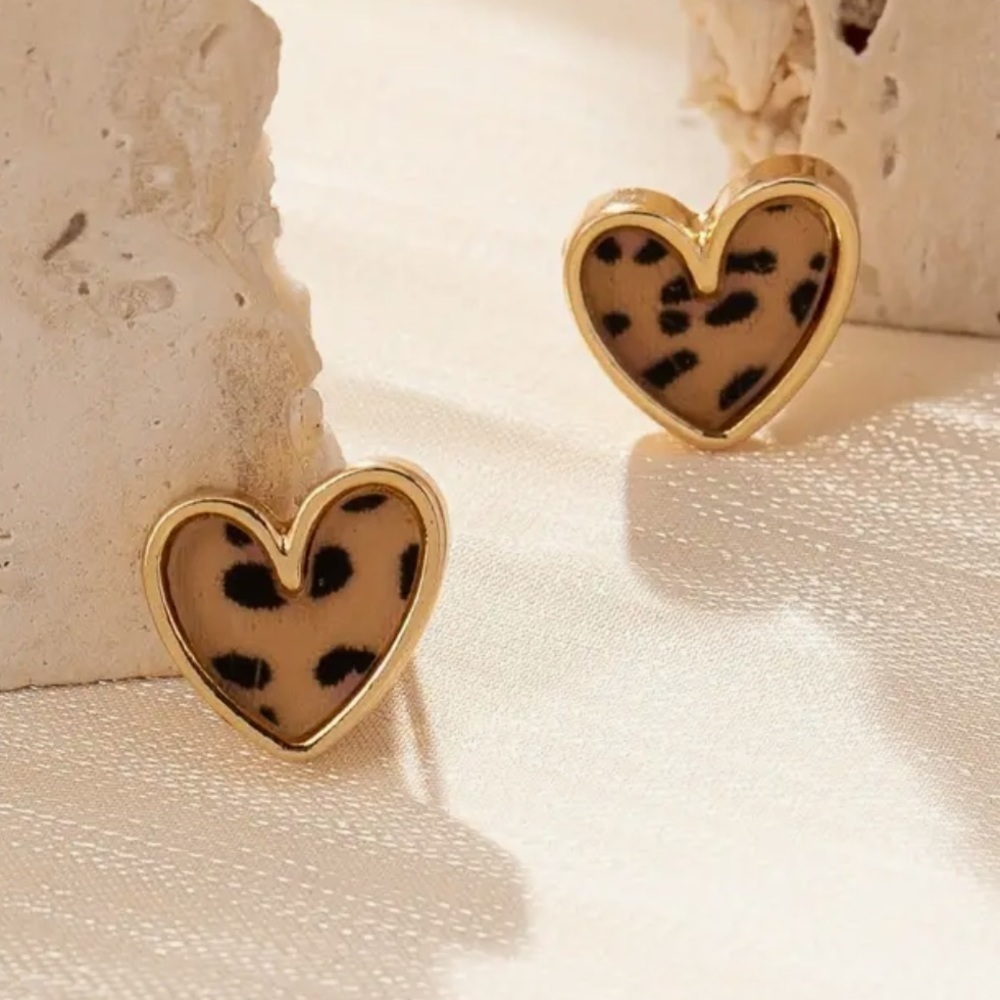 NWT Mini Heart Leopard Stud Earrings - Picture 1 of 3